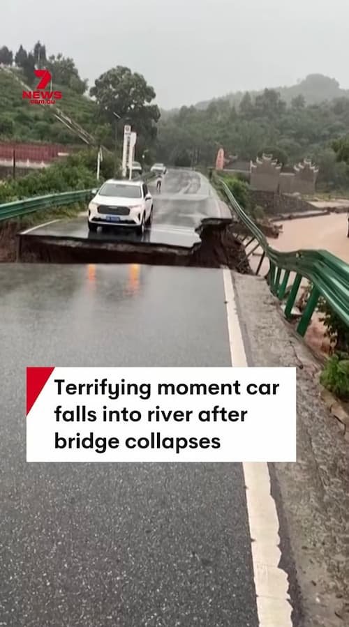 Detik-detik Menegangkan Mobil Terperosok ke Sungai Setelah Jembatan Runtuh di China
