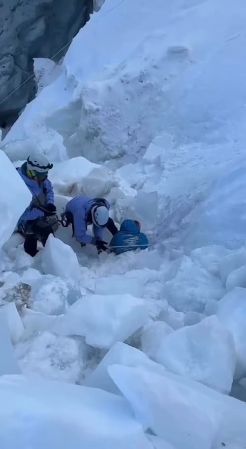 Menantang Maut di Dinding Putih: Realita dan Risiko Pendakian Gunung Es